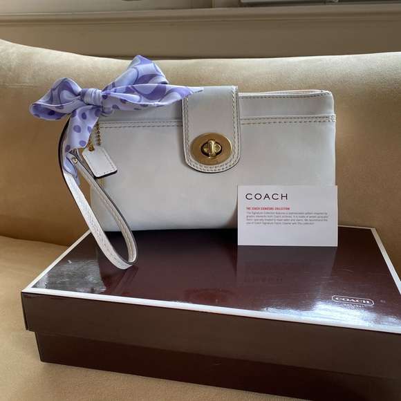 PREOWNED Coach white wristlet. - Picture 3 of 8
